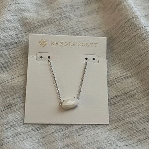 Kendra Scott - Ever Silver Pendant Necklace In White Pearl